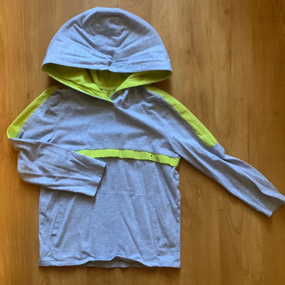 It’s a size 6.  Egg by Susan Lazar in gray and mustard yellow.